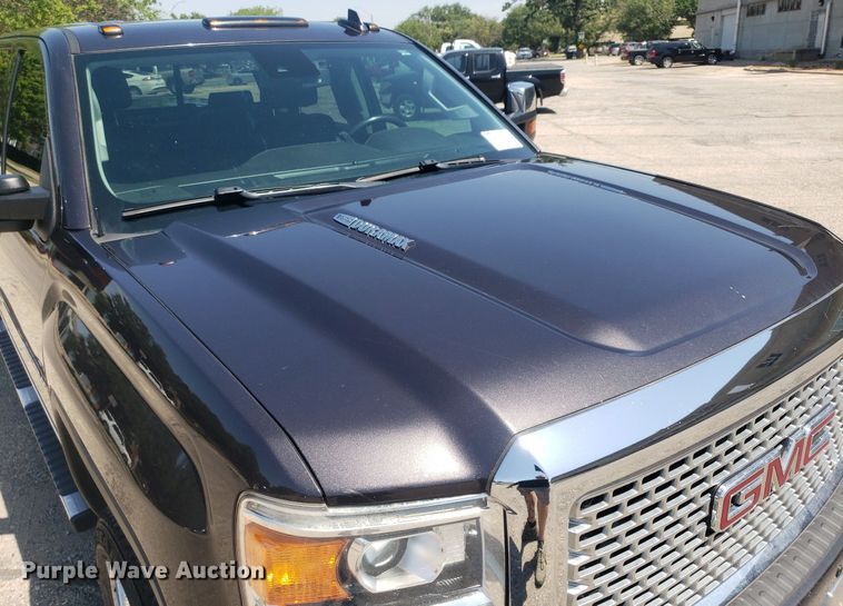 image for item DO2923 2015 GMC Sierra 2500HD Denali  Crew Cab pickup truck