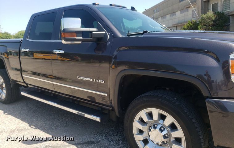 image for item DO2923 2015 GMC Sierra 2500HD Denali  Crew Cab pickup truck