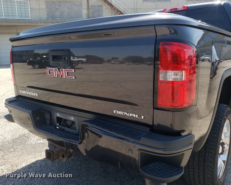 image for item DO2923 2015 GMC Sierra 2500HD Denali  Crew Cab pickup truck