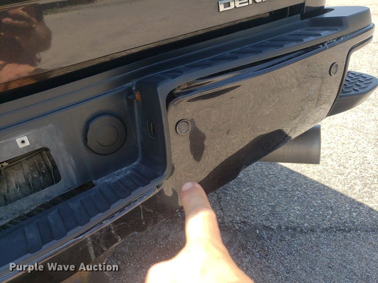 image for item DO2923 2015 GMC Sierra 2500HD Denali  Crew Cab pickup truck