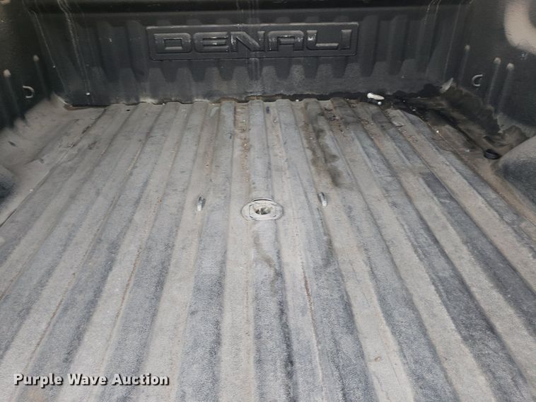 image for item DO2923 2015 GMC Sierra 2500HD Denali  Crew Cab pickup truck