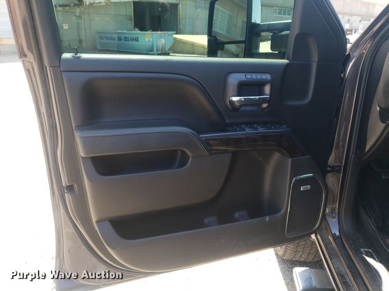 image for item DO2923 2015 GMC Sierra 2500HD Denali  Crew Cab pickup truck