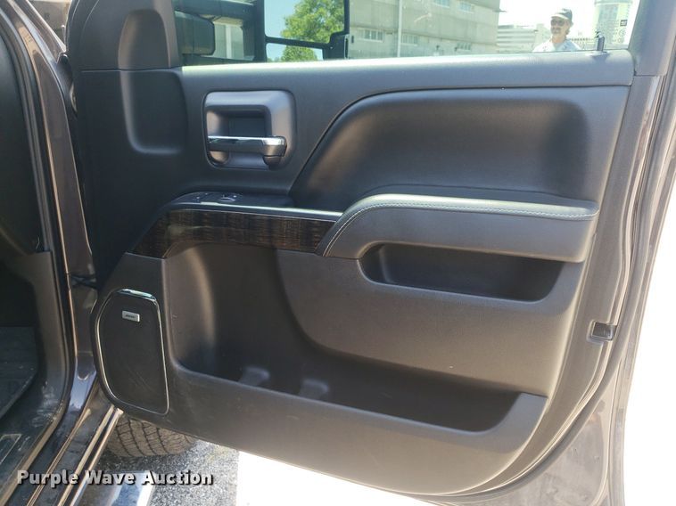 image for item DO2923 2015 GMC Sierra 2500HD Denali  Crew Cab pickup truck