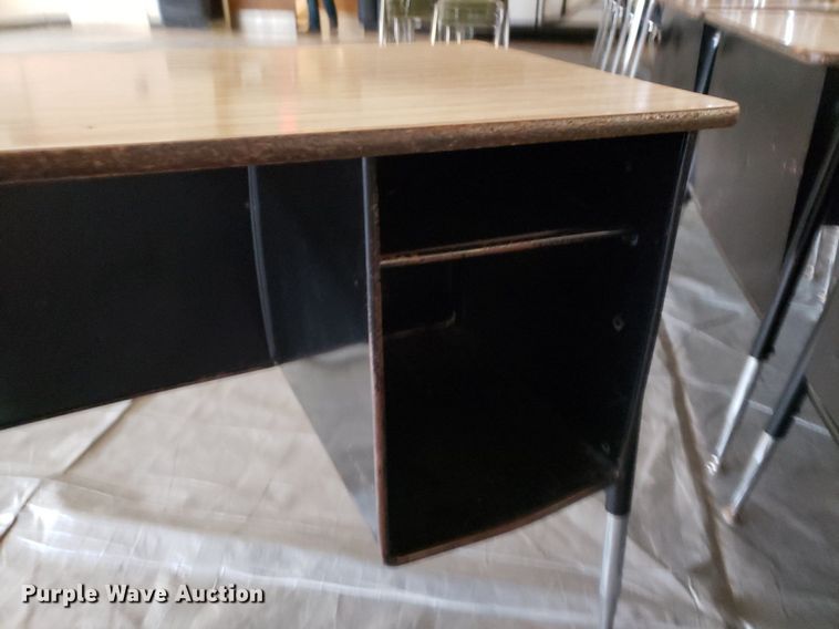 image for item DO2925 (22) desks