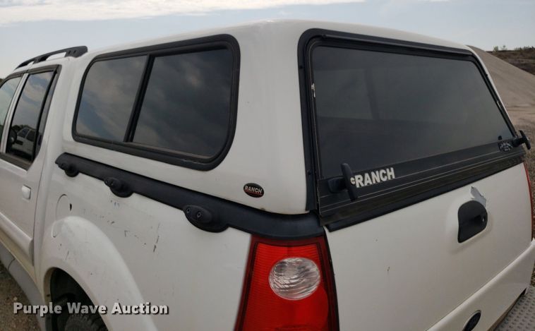 image for item DO2934 2003 Ford Explorer Sport Trac  Crew Cab pickup truck