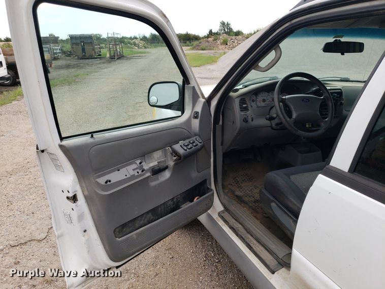 image for item DO2934 2003 Ford Explorer Sport Trac  Crew Cab pickup truck