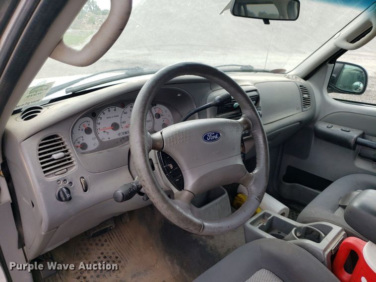 image for item DO2934 2003 Ford Explorer Sport Trac  Crew Cab pickup truck