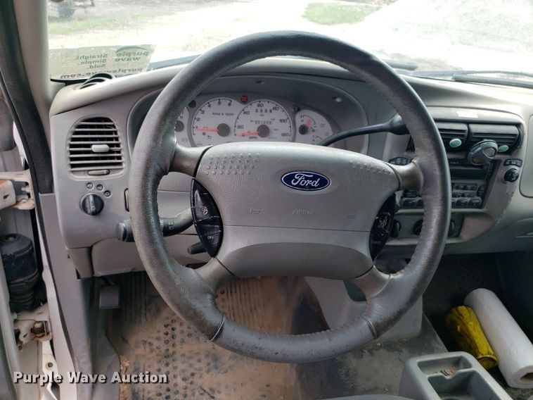 image for item DO2934 2003 Ford Explorer Sport Trac  Crew Cab pickup truck