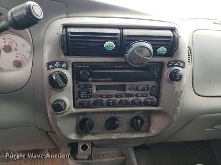 image for item DO2934 2003 Ford Explorer Sport Trac  Crew Cab pickup truck