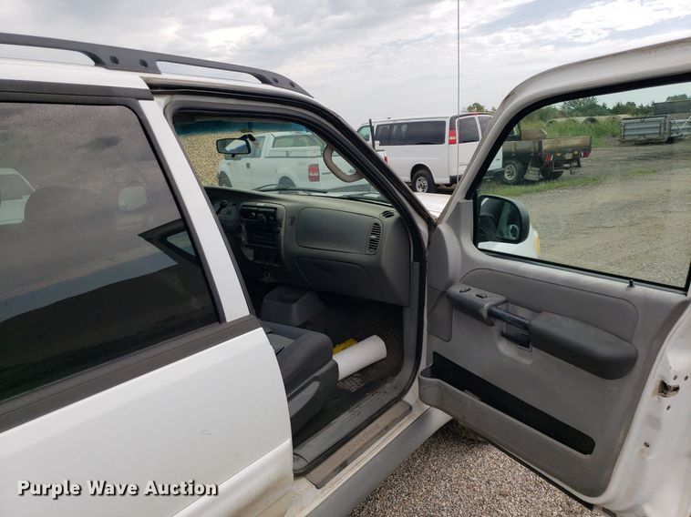 image for item DO2934 2003 Ford Explorer Sport Trac  Crew Cab pickup truck