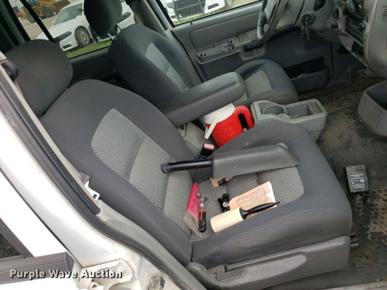 image for item DO2934 2003 Ford Explorer Sport Trac  Crew Cab pickup truck