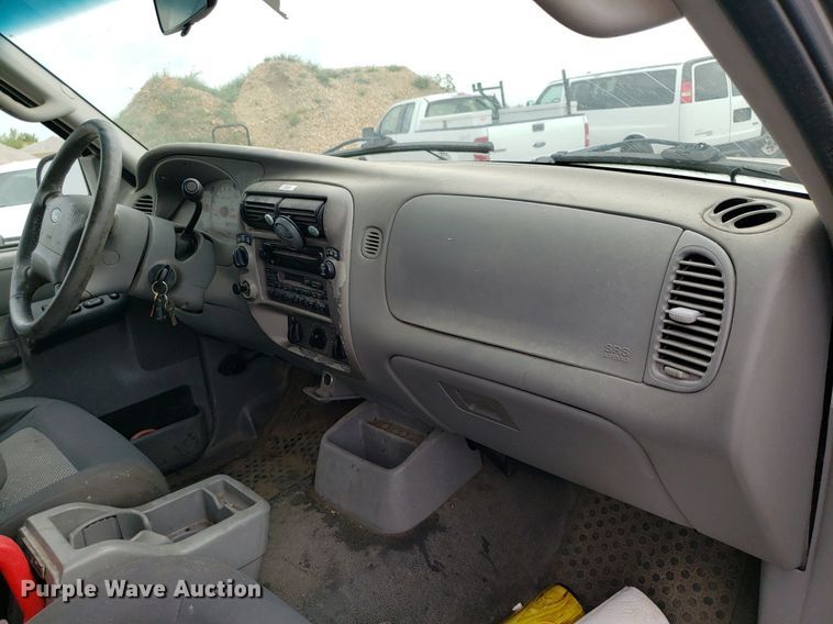 image for item DO2934 2003 Ford Explorer Sport Trac  Crew Cab pickup truck