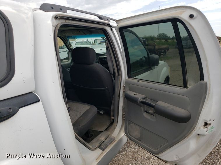 image for item DO2934 2003 Ford Explorer Sport Trac  Crew Cab pickup truck