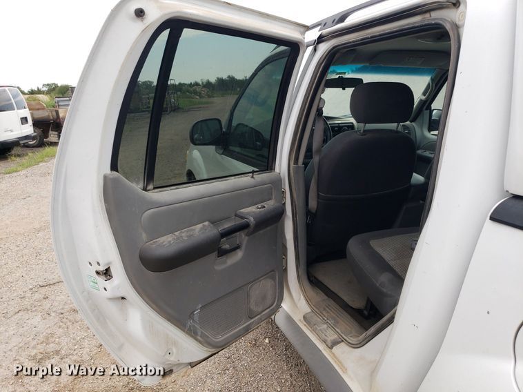 image for item DO2934 2003 Ford Explorer Sport Trac  Crew Cab pickup truck