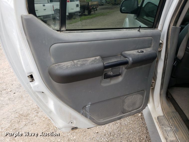 image for item DO2934 2003 Ford Explorer Sport Trac  Crew Cab pickup truck