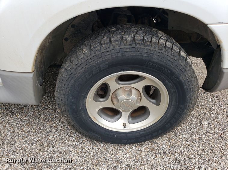 image for item DO2934 2003 Ford Explorer Sport Trac  Crew Cab pickup truck