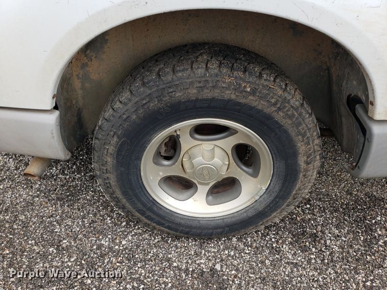 image for item DO2934 2003 Ford Explorer Sport Trac  Crew Cab pickup truck