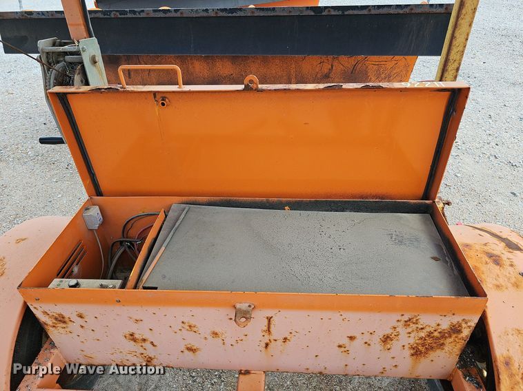 image for item DQ0098 2004 Ver-Mac ST-4825  arrow board trailer