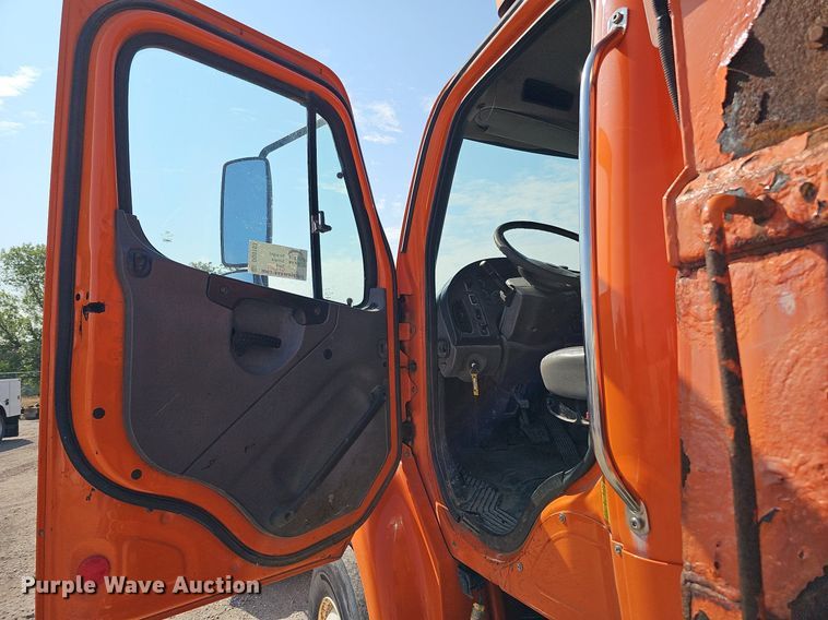 image for item DQ0103 2005 Freightliner Business Class M2 106  dump truck