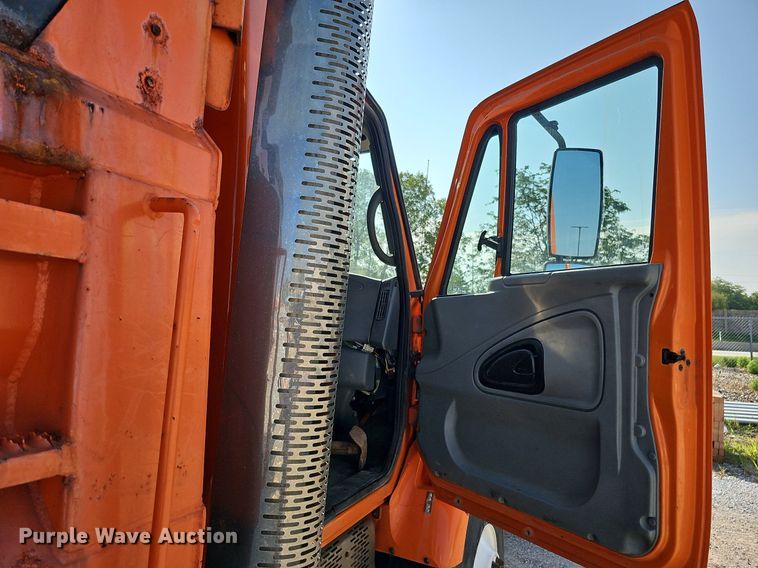 image for item DQ0104 2007 International 7400  dump truck