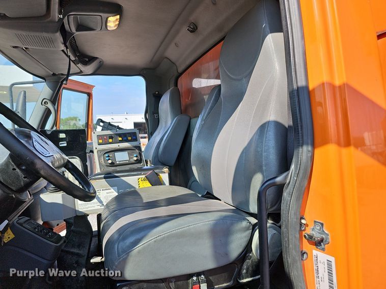 image for item DQ0104 2007 International 7400  dump truck