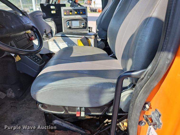 image for item DQ0104 2007 International 7400  dump truck