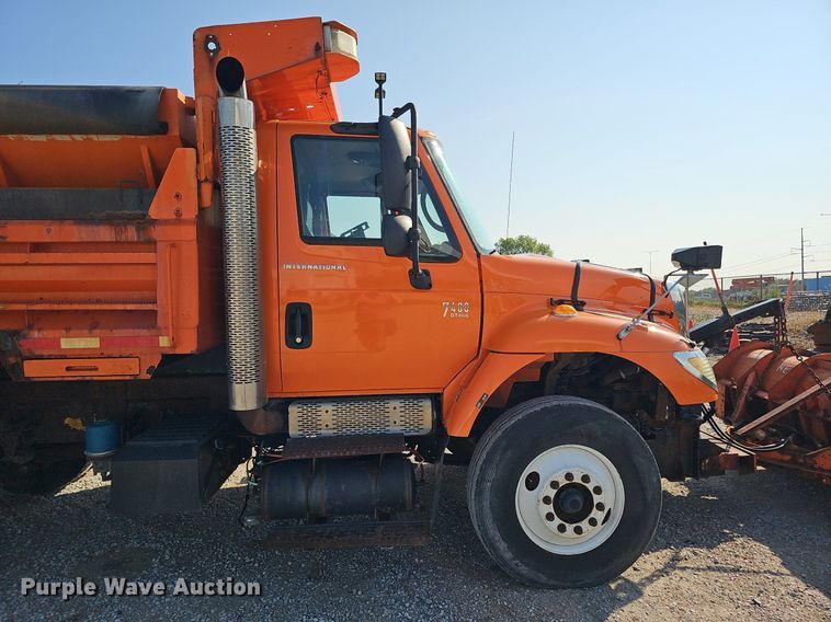 image for item DQ0104 2007 International 7400  dump truck