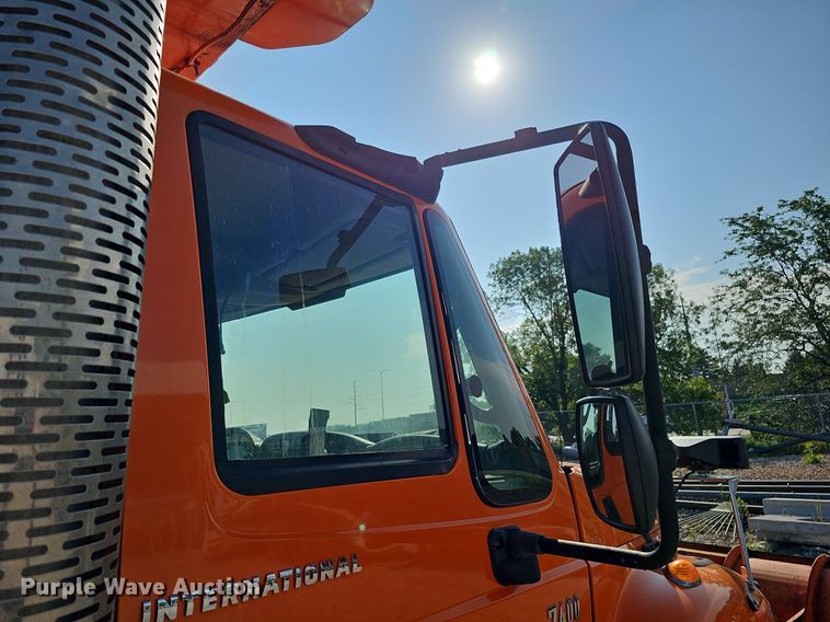 image for item DQ0104 2007 International 7400  dump truck