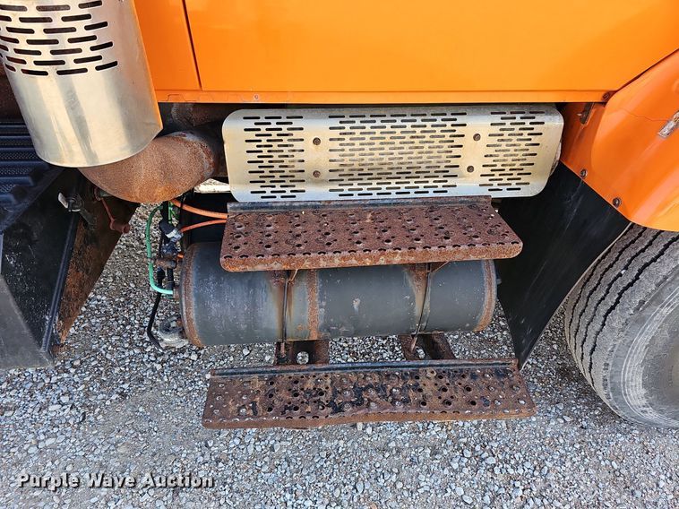 image for item DQ0104 2007 International 7400  dump truck