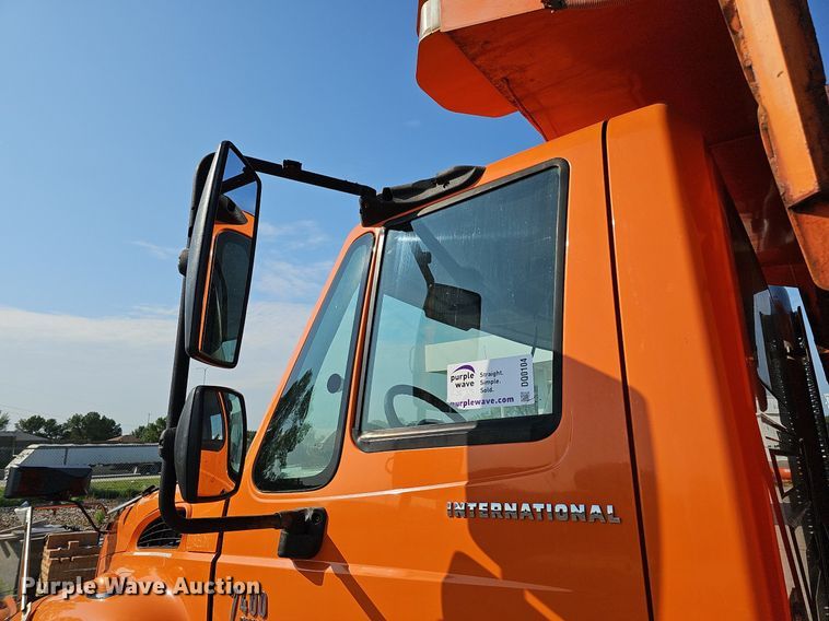 image for item DQ0104 2007 International 7400  dump truck