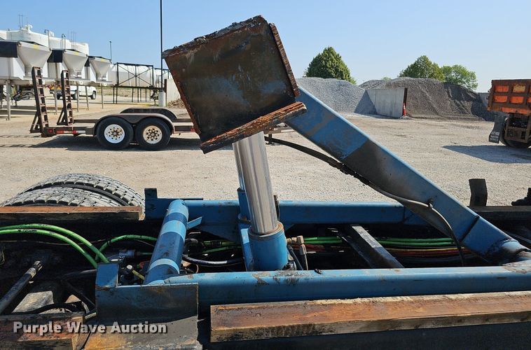 image for item DQ0109 2009 International WorkStar 7400  truck cab and chassis