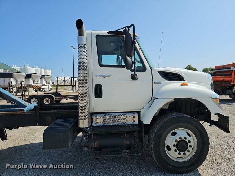 image for item DQ0109 2009 International WorkStar 7400  truck cab and chassis