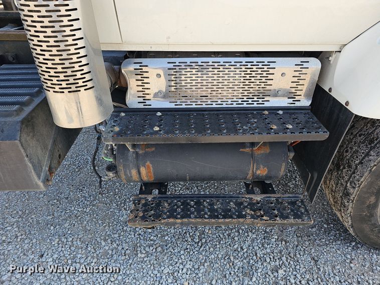 image for item DQ0109 2009 International WorkStar 7400  truck cab and chassis