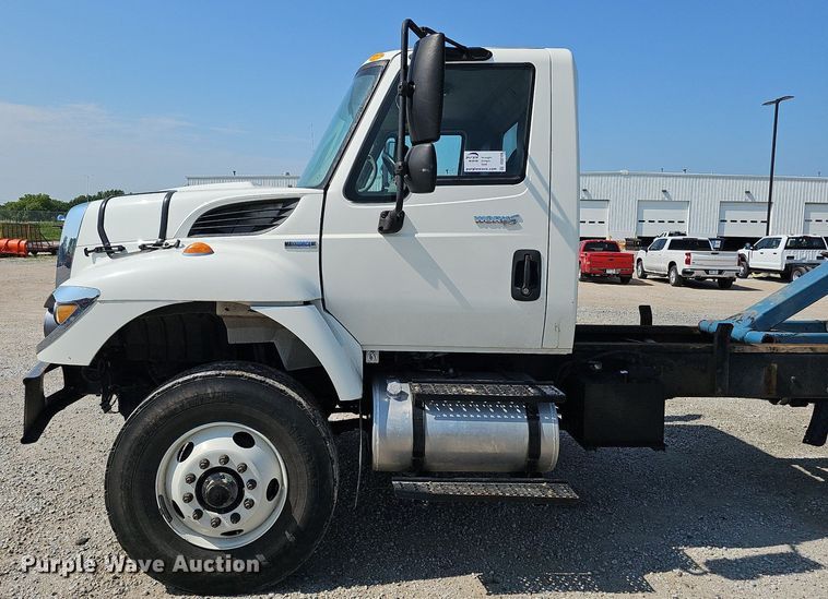 image for item DQ0109 2009 International WorkStar 7400  truck cab and chassis