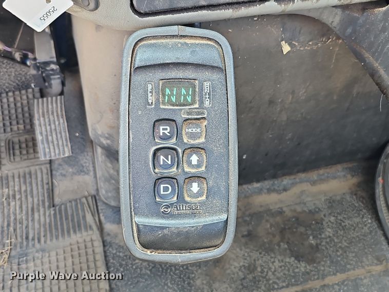 image for item DQ0109 2009 International WorkStar 7400  truck cab and chassis