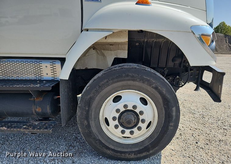 image for item DQ0109 2009 International WorkStar 7400  truck cab and chassis