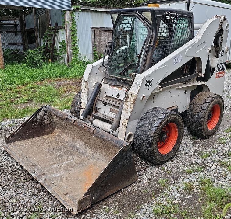 image for item DQ0112 2006 Bobcat S250  skid steer loader