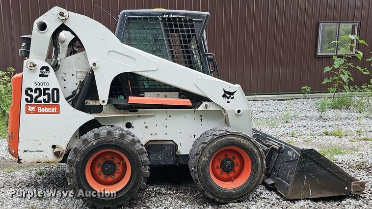 image for item DQ0112 2006 Bobcat S250  skid steer loader