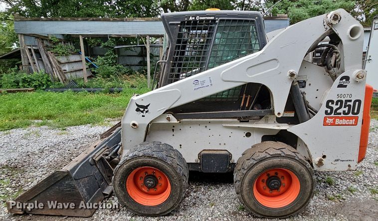 image for item DQ0112 2006 Bobcat S250  skid steer loader