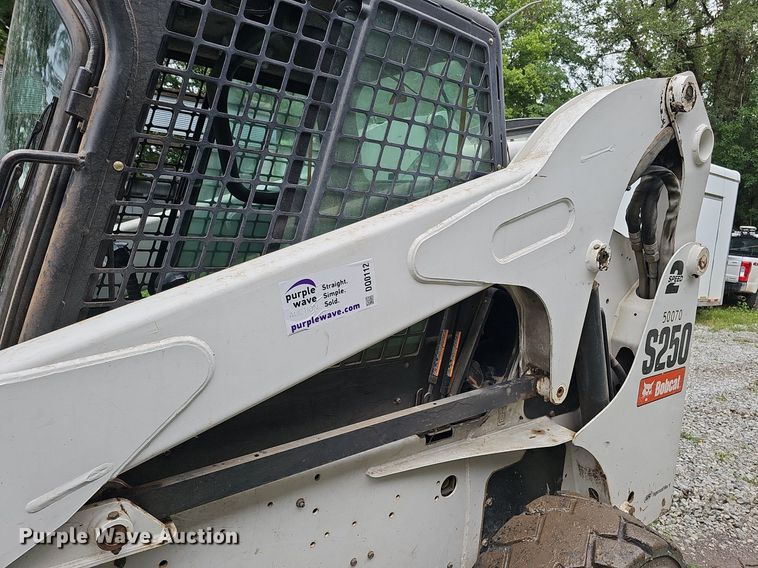 image for item DQ0112 2006 Bobcat S250  skid steer loader
