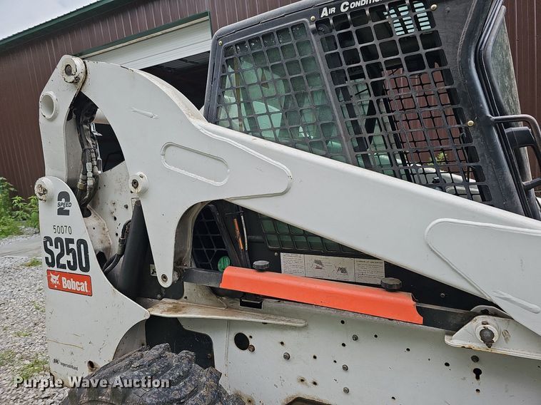 image for item DQ0112 2006 Bobcat S250  skid steer loader