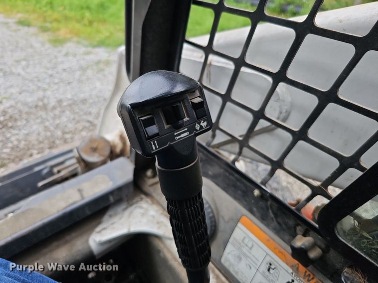 image for item DQ0112 2006 Bobcat S250  skid steer loader