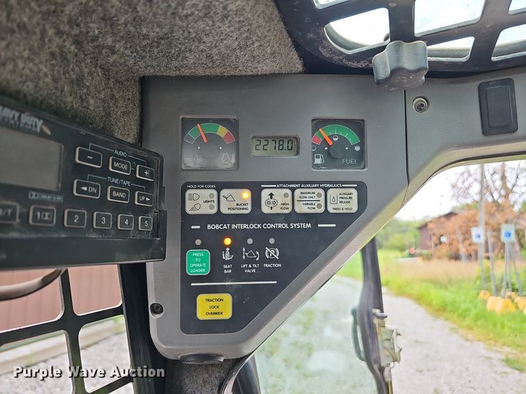 image for item DQ0112 2006 Bobcat S250  skid steer loader