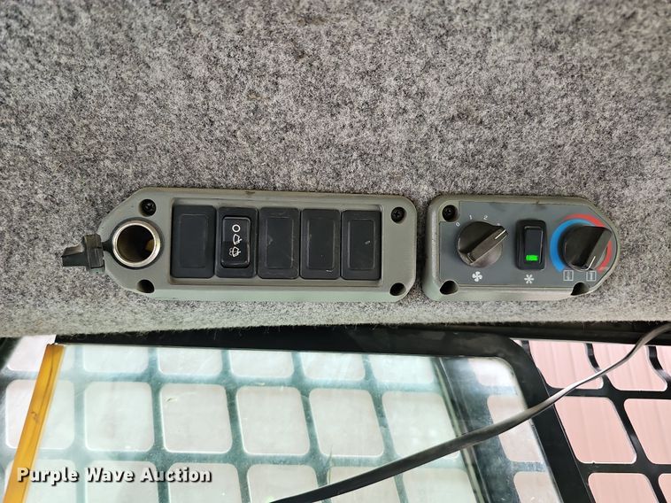 image for item DQ0112 2006 Bobcat S250  skid steer loader