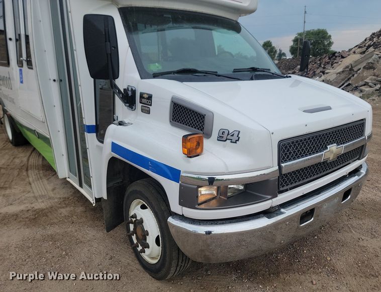 image for item DQ7516 2008 Chevrolet C5500  shuttle bus