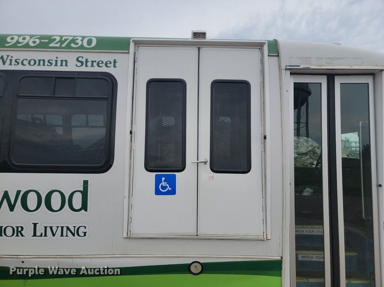 image for item DQ7516 2008 Chevrolet C5500  shuttle bus