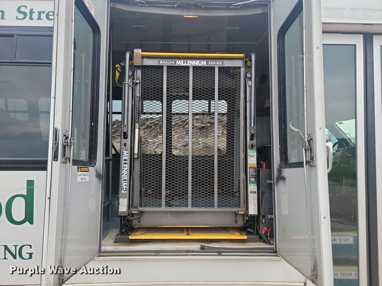 image for item DQ7516 2008 Chevrolet C5500  shuttle bus