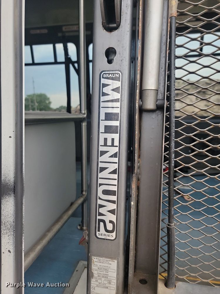 image for item DQ7516 2008 Chevrolet C5500  shuttle bus