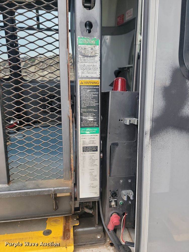 image for item DQ7516 2008 Chevrolet C5500  shuttle bus