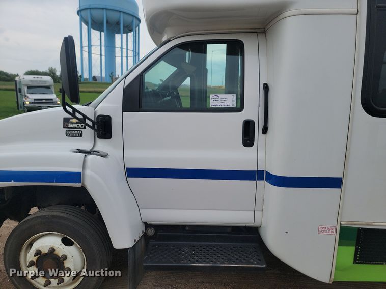 image for item DQ7516 2008 Chevrolet C5500  shuttle bus